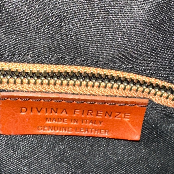 Divine Firenze Pre-loved Purse - Picture 3 of 13